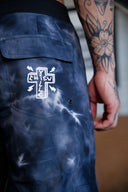Boardshort cross porté de dos, détail de la coupe et du coloris