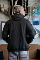 Hoodie garage brand porté de dos, détail coupe et finitions