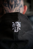Hoodie cross porté de dos, détail de la capuche et du logo croisé