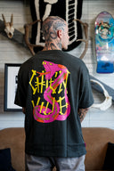 T-shirt cross snake porté de dos, détail motif serpent croix